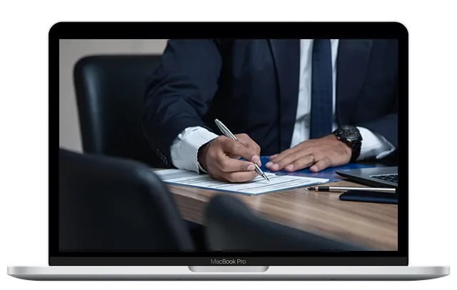 Website-Entwurf für eine Kanzlei auf einem Laptop